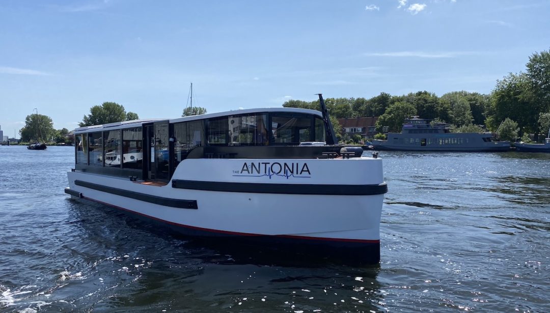 Wij helpen The Antonia Lounge boat om varen onvergetelijk te maken